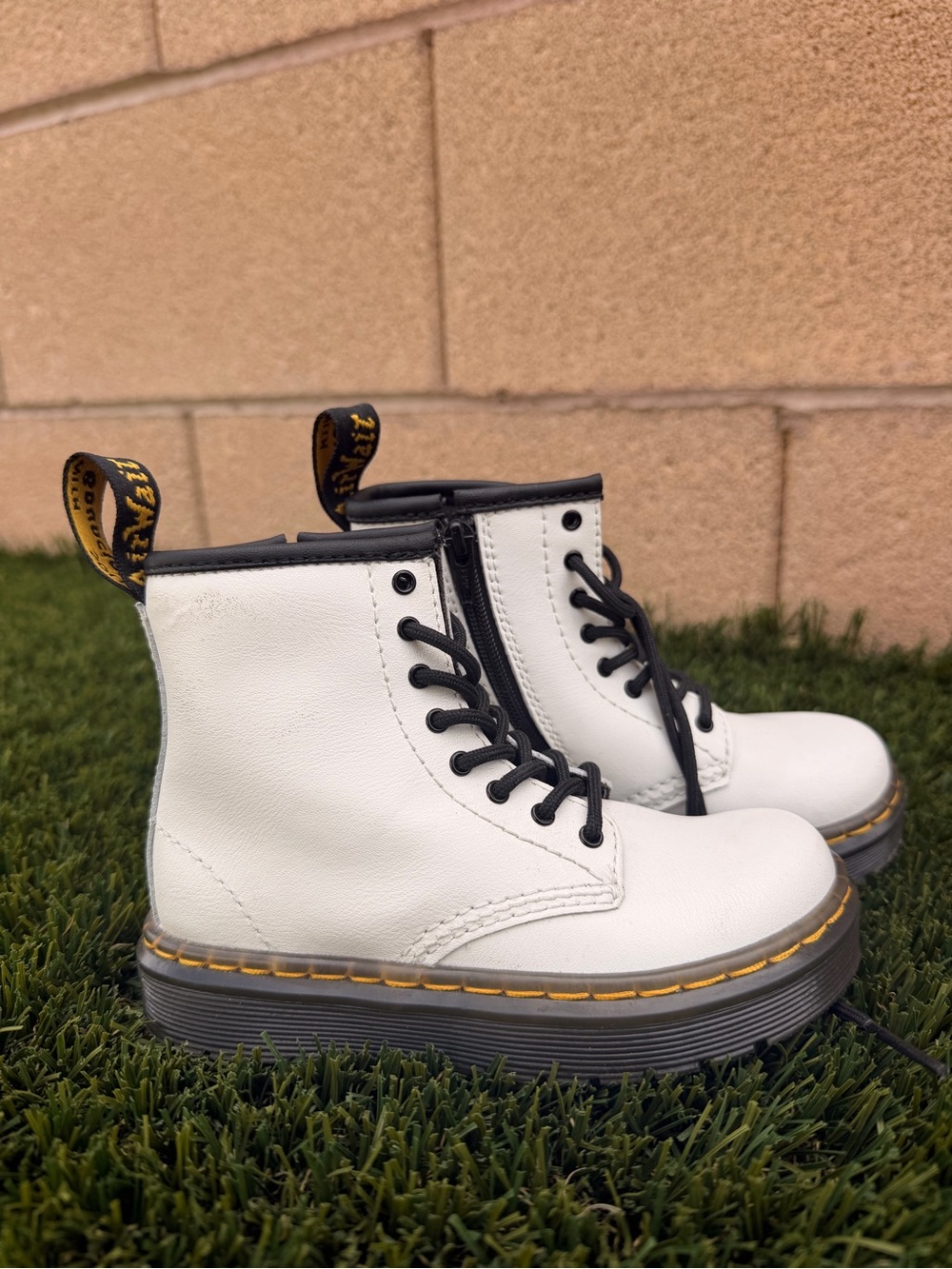 Kids White Dr. Martens KIDS shoe SIZE 9